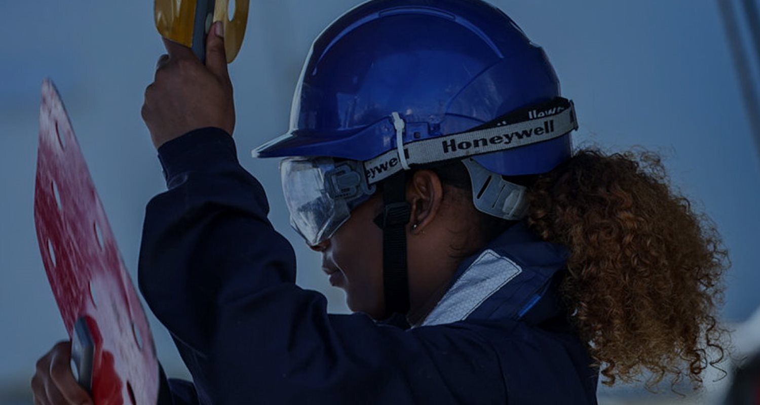 Image of Servicewomen signalling